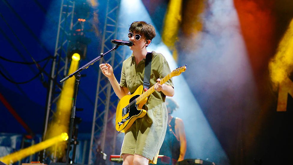 Declan McKenna performing Paracetamol at Reading + Leeds 2017