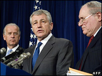 Senadores americanos Biden, Hagel e Levin