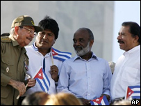 Raúl Castro e Evo Morales durante cerimônias em Cuba