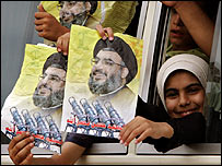 Nasrallah posteri taşıyan çocuklar