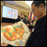Chinês olha mapa dos EUA para jornada eleitoral organizada pelo Consulado dos EUA em Chengdu