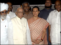 सोनिया गाँधी के साथ वामपंथी नेता