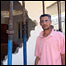 Hazem Ali, do lado de fora de sua casa em Beit Hanoun, Gaza