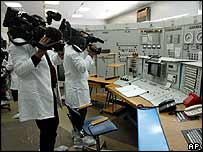 Cinegrafistas em instalação nuclear líbia