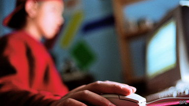 Joven frente al computador