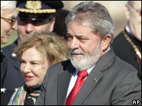 O presidente Luiz Inácio Lula da Silva com a mulher, Marisa, ao chegar a Roma
