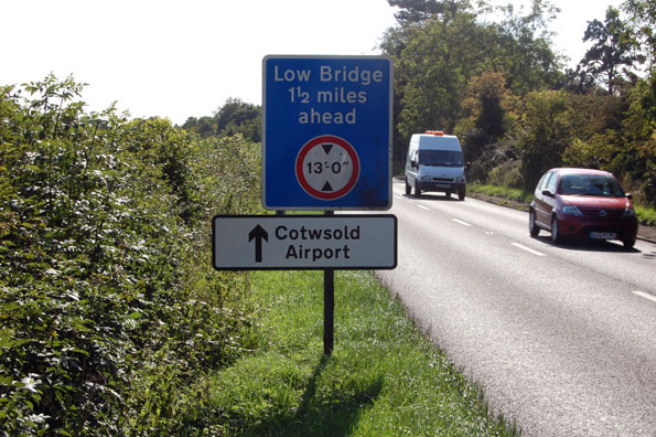 airport_sign_595.jpg
