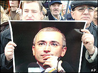 Manifestantes dão apoio ao magnata do petróleo russo Mikhail Khodorkovsky
