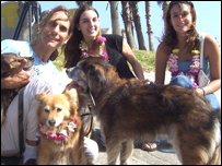 Danielle Pagano (giữa) với em Ryann, tìm được cha sinh học của mình (Jeffrey) (Ảnh của CBC Radio One)