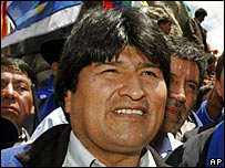 O principal líder de esquerda no país, Evo Morales, acusou a elite política do país de usar a disputa para impedir que ele chegue à Presidência. 