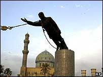 Querda da estátua de Saddam, em novembro de 2004
