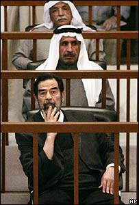 Saddam Hussein durante julgamento, em Bagdá