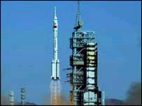Lançamento de primeira missão espacial tripulada da China