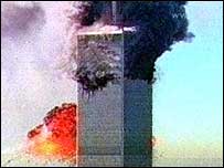 Torre do World Trade Center de Nova York sendo atingida por avião em 11 de setembro de 2001
