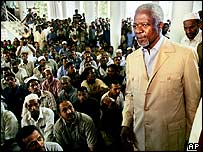 O secretário-geral da ONU, Kofi Annan, visitando sobreviventes do maremoto no Sri Lanka