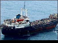 Barco com imigrantes ilegais na costa italiana/imagem de arquivo