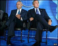 Colin Powell (esq) e o presidente Bush