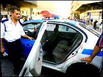Saldırıya uğrayan bir polis aracı