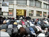 Fransa'da cami önünde müslümanlar