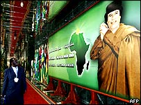 Painel com foto do líder da Líbia, Muammar Kadafi 