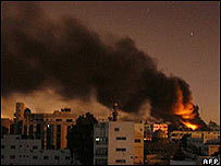 Edifício em chamas na Faixa de Gaza
