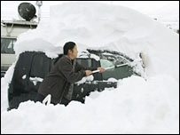 Neve chega a três metros em algumas áreas