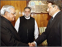 O presidente do Paquistão (dir.), Pervez Musharraf, e o primeiro-ministro da Índia, Atal Behari Vajpayee