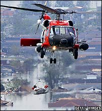 Helicóptero resgata uma pessoa em Nova Orleans