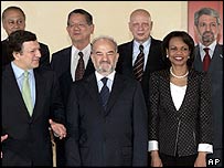 O premiê iraquiano, Ibrahim Jaafari (centro), com o presidente da Comissão Européia, Durão Barroso (esq) e Condoleezza Rice (dir) em Bruxelas