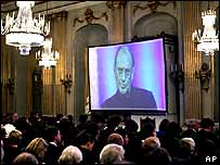 Mensagem de Harold Pinter sendo exibida na Academia Sueca, em Estocolmo 