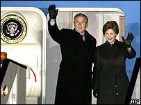 George W. Bush e Laura Bush no aeroporto em Bruxelas