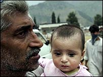 Pai e filha em Muzaffarabad