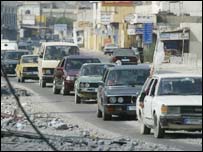 Carros fazem fila para deixar o Líbano