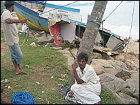 Ngư dân Sri Lanka đang chờ sửa thuyền