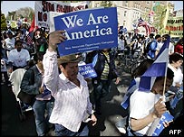 Imigrantes foram às ruas dos Estados Unidos protestar contra reformas na lei
