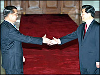 Lien Chan (à esq.) e Hu Jintao