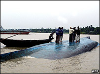 Embarcação após naufrágio em Bangladesh