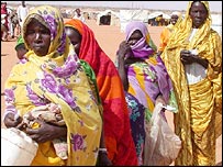 Darfur'da temiz su arayan mülteciler