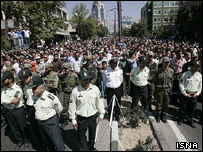 İran'da infaz seyreden kalabalık