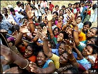 Pessoas recolhendo mantimentos em Tamil Nadu