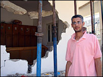 Hazem Ali, do lado de fora de sua casa em Beit Hanoun, Gaza