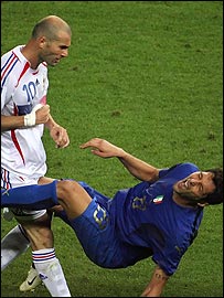 Zidane cabeçeia Marco Materazzi