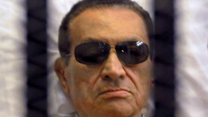 مبارك على سرير طبي 