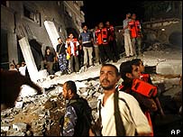 Palestinos inspecionam casa destruída