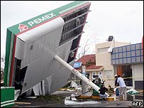 posto de gasolina destruído pelo furacão Emily em julho