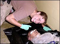 Sabrina Harman e um prisioneiro morto