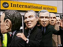 Ativistas se fantasiam de líderes do G8