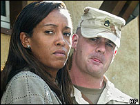 O soldado Ivan Frederick, ao lado de sua mulher