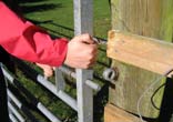 Hand closing gate