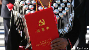 十八十八大閉幕後一位少數民族代表手持選票夾走出人民大會堂